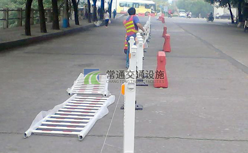 常规市政护栏安装现场