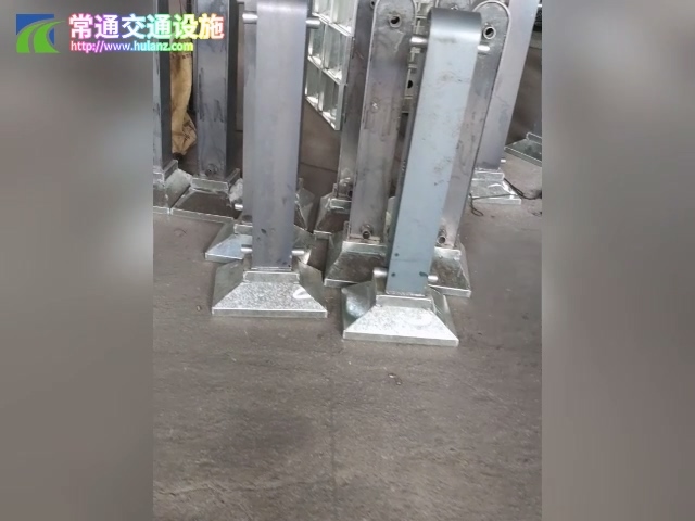 钢板立柱道路护栏生产现场